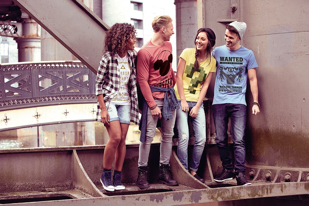 Amis portant des T-shirts Be8eight